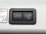 【パワーバックドア】スマートキーや運転席のボタンを押すだけでリアゲートが自動で開閉します!荷物を持っている時や、高い位置にあるバックドアを閉める際に便利な機能です♪
