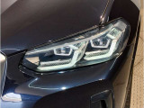 BMWの伝統の丸目4灯ヘッドライトでございます。LEDライトで視認性もよく明るく安全性の向上につながります。
