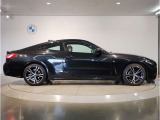 ☆BMWの前後重量配分50:50はエンジン自体をフロントタイヤよりも後ろにずらし、通常はエンジンルーム内に搭載される重量物であるバッテリーをトランクに移動させるなどして実現されています☆