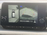 アラウンドビューモニターは4方向のカメラで真上から車を見たようにモニターで確認ができる日産の自慢の装備です。前後センサーにより移動物検知、障害物検知をして画面に表示。是非実際の車で体感してみてください