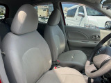 運転席まわりには十分なスペースがあり、大柄な方でもゆったり運転していただける環境です。