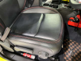 自動車保険について。正規ディーラーだけの特別なブランド保険に加入いただけます。基本補償に加え5つの項目をカバーする「プレミアムプラス」と、長期契約による安定した保険料で、さらなる安心と満足を提供します
