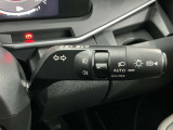 【オートライト】車のセンサーが周囲の明るさを感知し、自動でヘッドライトを点灯・消灯する機能です。この機能は夕暮れ時の交通事故が多い時間帯の安全性を高めてくれます。