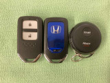 スマートキーを装備しています。鍵を差し込むことなくドアロックの開け閉めと、スタートボタン操作でのエンジンスタートができます。加えて、純正リモコンエンジンスターター用の操作キーもついています。