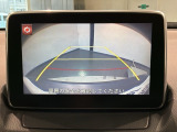 リバースギアに入れるだけで後方の表示へ切り替わります。夜間や雨の日の駐車も楽になりますよ。
