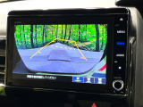 【バックカメラ】駐車時に後方がリアルタイム映像で確認できます。大型商業施設や立体駐車場での駐車時や、夜間のバック時に大活躍!運転スキルに関わらず、今や必須となった装備のひとつです!