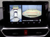パノラミックビューモニター付きです。車両を上から見たような映像をディスプレイオーディオ画面に表示。運転席からの目視だけでは見にくい、車両周辺の状況をリアルタイムでしっかり確認できます。