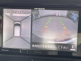 ◆【アラウンドビューモニター】まるでクルマを真上から見下ろしたかのような視点で駐車をサポートします!クルマの斜め後ろや真横など、前後左右の4つのカメラの映像が合成されて、モニターに映し出されます。