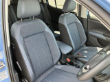 長時間運転でも疲れにくい設計の高品質シートを採用。姿勢が自然に決まり、街乗りから高速道路まで快適なドライブをサポートします。