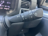 【オートライト】周りの明るさに応じて自動でヘッドライトの点灯・消灯ができる機能です!ライトの付け忘れ・消し忘れなどが無くなり、雨の日や夕方の走行も安心!トンネル通過時も便利ですね♪
