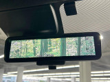 【インテリジェントルームミラー】後席の大きな荷物や同乗者で後方が確認しづらい時でも安心!カメラが撮影した車両後方の映像をルームミラー内に表示。クリアな視界で状況の確認が可能です!