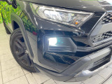【LEDヘッドライト】悪天候や夜間走行時も良好な視界を確保し安心して運転できる高輝度LEDヘッドライトを装備!点灯速度が早く、消費電力も抑えられています。