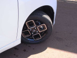 155/65R14タイヤ+専用アルミホイールです。スタッドレスタイヤや各種オプションのご注文も承っております(^^)!