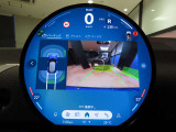 バックカメラの映像は鮮明です。後方の障害物センサーは音と画面上のグラフィックで確認できます。