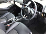 マツダは運転手中心の車つくりを行っております。上部に視認ゾーン、手が届く位置に操作ゾーンを配置し、運転に集中できるコックピットを演出しております☆
