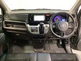 車内は光触媒抗菌消臭施工済です。スタイリッシュなデザインでスポーティなインパネ周りを演出します。グローブボックスやカップホルダーのほかにトレーなどたくさんの収納スペースが付いています。