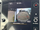 【フロント&サイドカメラ】ドライバーから見にくい死角部分を映像で確認できる前方と左側面にカメラを装着。見通しがきかない場所や住宅密集地などを運転することが多い人におすすめの安心装備です。