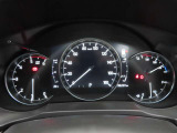 CX-5のメーター部です。華美な装飾を避け、必要な情報を瞬時に読み取れる様にデザイン・配置されています。