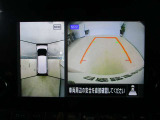 ■アラウンドビューモニター搭載。車体を4方向のカメラで「上から見下ろしたような映像」を映します。車庫入れが苦手な方も映像サポートでラクラク駐車できます。
