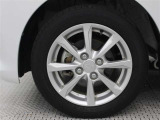 純正アルミホイールは精度が高く、走行の安定性が優れています。タイヤサイズ155/65R14