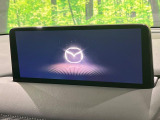 【10.25インチマツダコネクト】車内の雰囲気にマッチした大型ディスプレイ。スマホ接続でのナビ使用やBluetooth再生等、様々な機能が楽しめます。直感的なダイヤル操作が可能で、使い勝手も良好です。
