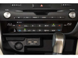 【エアコンまわり】 各操作スイッチなども使いやすい位置に配置されています。
