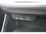 音楽はUSBまたはBluetooth接続したポータブルオーディオプレーヤーなどで再生できます。