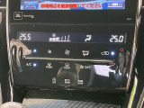 【左右独立型フルオートエアコン】運転席と助手席でそれぞれお好みの温度に設定可能。同乗者にも配慮した、快適な空調をお届け致します。