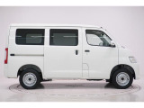 県内13店舗にて常時500台以上ダイハツ車を展示中です。見て、触って、納得のいく一台をぜひ見つけてください。