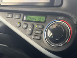 【オートエアコン】一度お好みの温度に設定すれば、車内の温度を検知し風量や温度を自動で調整。暑い&hellip;寒い&hellip;と何度もスイッチ操作をする必要はありません。快適な車内空間には必須の機能ですね♪