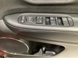 ハンドルの右側に電動格納付きパワーミラーの操作スイッチがついています。左右のサイドミラーの角度調節も微調整ができて便利です。パワーウインドウは運転席でドア4枚とも上下の操作ができるようになっています。