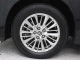 17インチアルミホイール(ハイパークロームメタリック塗装)が装着されています。タイヤサイズ225/60R17