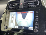 パノラミックビューモニターを装備。駐車場や交差点でクルマを真上から見るように周囲を確認できます。機能の詳細は販売店スタッフまでおたずねください。