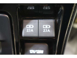 通信/給電用USBと給電用USBポートが装備されています。車内にあると便利なアイテムのひとつですね!後席でも使えるようにセンターコンソールの後方にも装備されています。