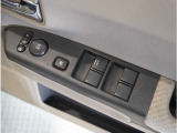 【電動格納ドアミラー・全席パワーウインドウ・パワードアロック】車内からのミラーの調整と格納、ドアガラスの上げ下げが可能(運転席挟み込み防止機構付)
