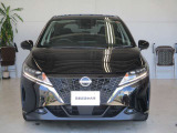 日産らしさを引き立てる大きなVモーショングリル。バンパーはエアロ形状で空力を考え設計されています。