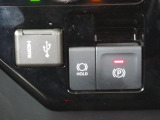電動パーキングブレーキ&オートブレーキホールド機能付。「HOLD」スイッチを押しシステムONの状態にしておくことで信号待ちでブレーキを踏んで停車時ブレーキペダルから足を離してもブレーキを保持。楽です。