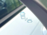 【ブラインドスポットインフォメーション】走行中、ドアミラーの死角になりやすい箇所に後続車が接近するとサイドミラー付近に警告を表示、ドライバーに注意喚起をしてくれます。