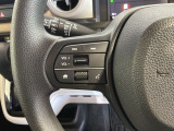 ステアリングにオーディオ操作スイッチが付いています。オーディオ画面に直接タッチしなくても操作が出来ますので、運転に集中できます。