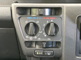 寒い冬も暑い夏も全席に快適な空調を届けてくれる、ダイヤル式エアコンを装備♪