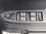 パワーウィンドゥ 運転席ドアスイッチ照明付です。電動格納ミラーも手元でワンモーションで可能です。