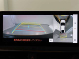 パノラミックビューモニター付きです。車両を上から見たような映像をモニター画面に表示。運転席からの目視では見にくい、車両周辺の状況をリアルタイムでしっかり確認できます。