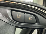 オートマチックハイビームとは、先行車や対向車のライトを認識し、ハイビームとロービームを自動で切り替える機能です。夜道の視界を確保します。詳細は販売店スタッフまでおたずねください。