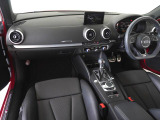 Audiのインテリアはエクステリア同様、優れたデザイン性とクオリティ、そして機能性を兼ね備えております。