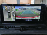 アラウンドビューモニター(全周囲カメラ)搭載!前席の液晶モニターに自車両を情報から撮影したような映像を表示♪車両周囲の状況を把握できるようにし、スムーズな駐車が可能になります!