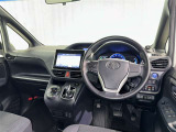 運転席まわりです。 各操作スイッチは使いやすい位置に配置されてます。