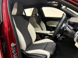 【コックピットシート】BMW車の主役席。車体中央にくる様に配置し車両重心とが一致する事でドライバーと車との一体感あるドライビングを実現。人間工学に基づき形成した形状が長時間のドライブ疲労も軽減します!