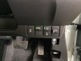 駐車や出庫時に障害物が接近するとお知らせしてくれるパーキングセンサーシステムつき。