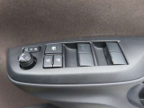 運転席のパワーウインドースイッチ部です。よく触れる場所だからこそ、使用状態があらわれますよね。ぜひこうした所もチェックしてください。
