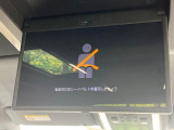 【13.2型有機ELフリップダウン】三列目からでも迫力のエンタメが観れる大画面フリップダウン。有機ELのモニターでは、一般的なフリップダウンよりも高コントラストでキレイな映像を楽しめます。